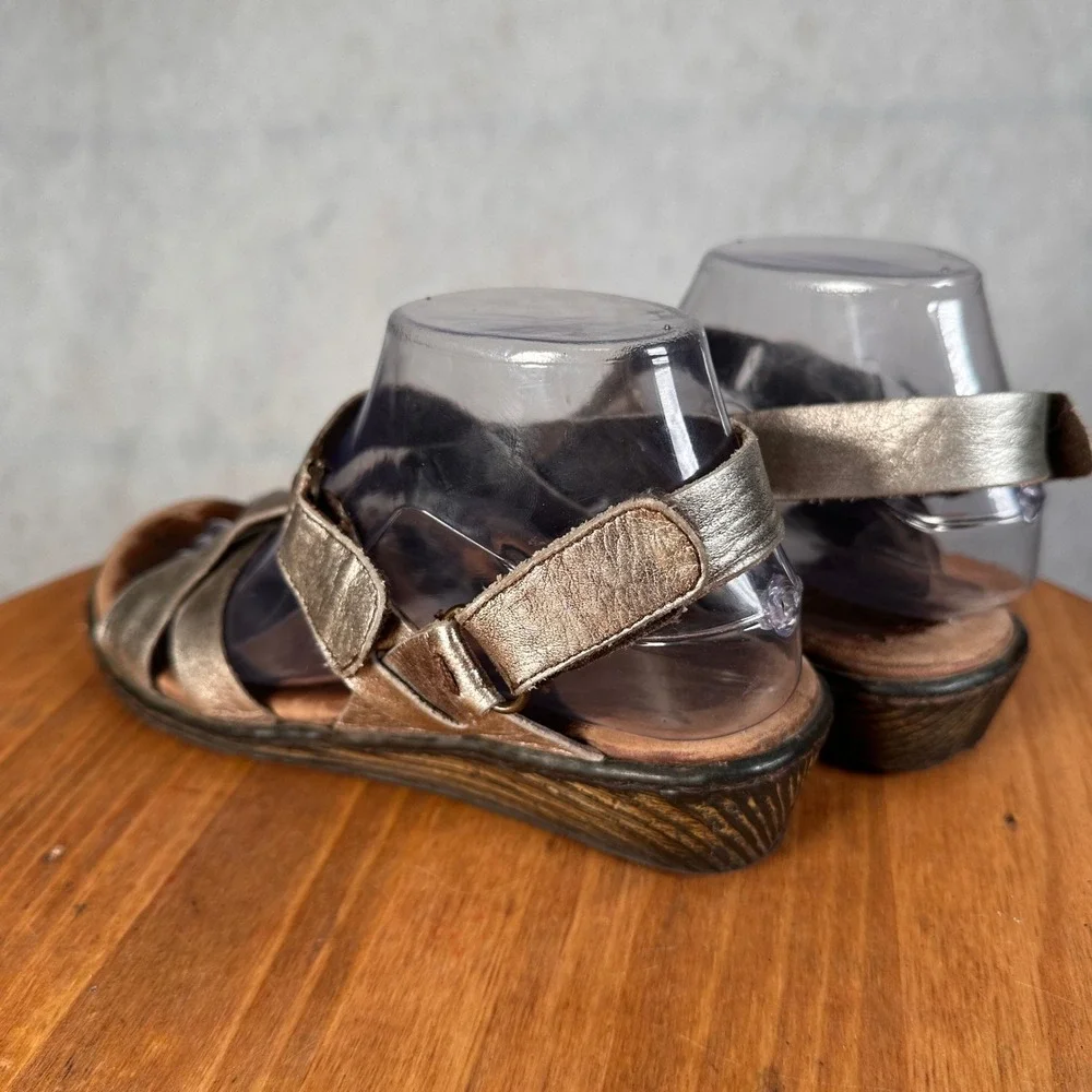 Born Wedge Sandals Womens 9 Pewter Metallic Leather Strappy Good SKU 802